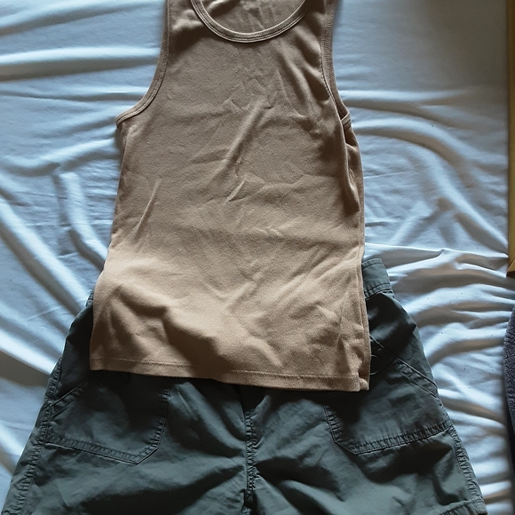 Shorts & TOPS - Picture 2 of 9